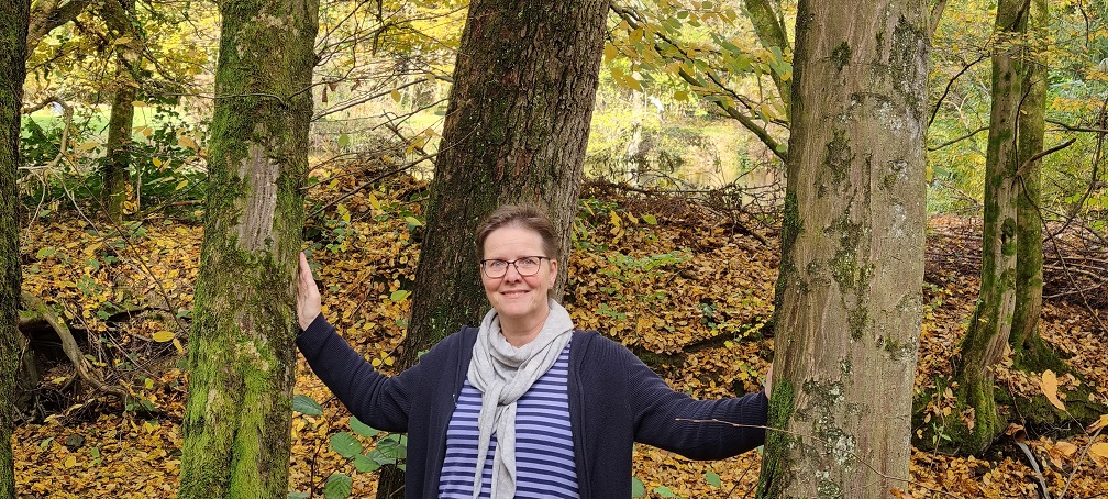 Gudula Burghoff von Naturpur in einer Auszeit im Wald