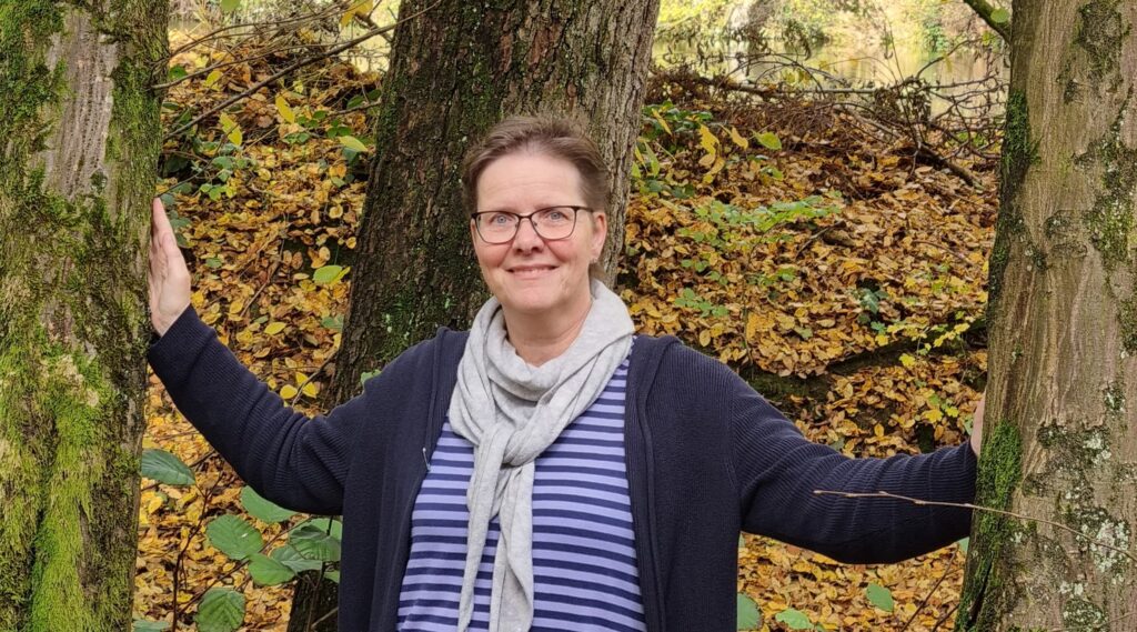 Gudula Burghoff von Naturpur als Portraitfoto im herbstlichen Wald