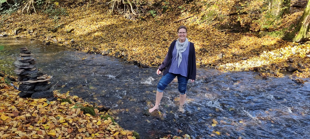 Gudula Burghoff von Naturpur im herblistchen Eifgenbach - Steine werfend
