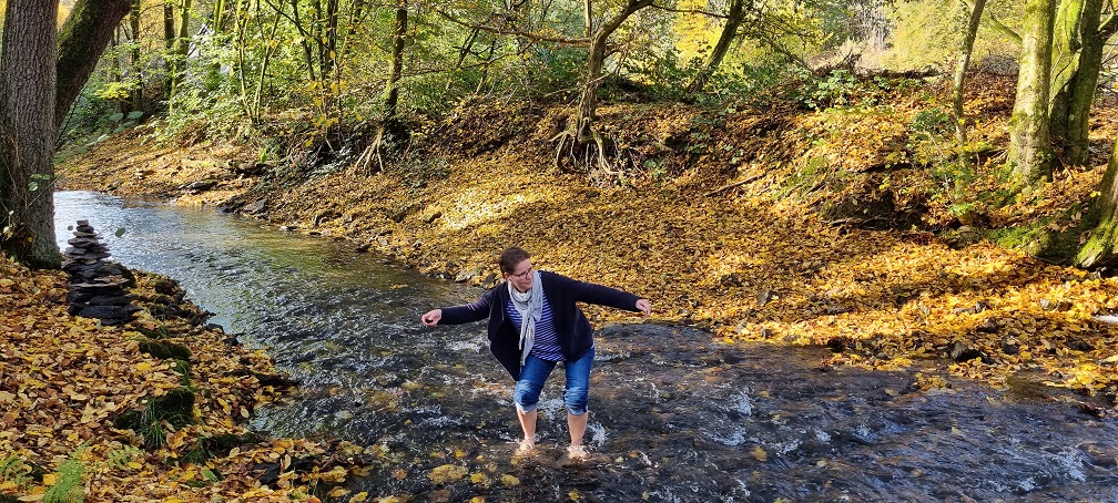 Gudula Burghoff von Naturpur im herblistchen Eifgenbach - Steine werfend